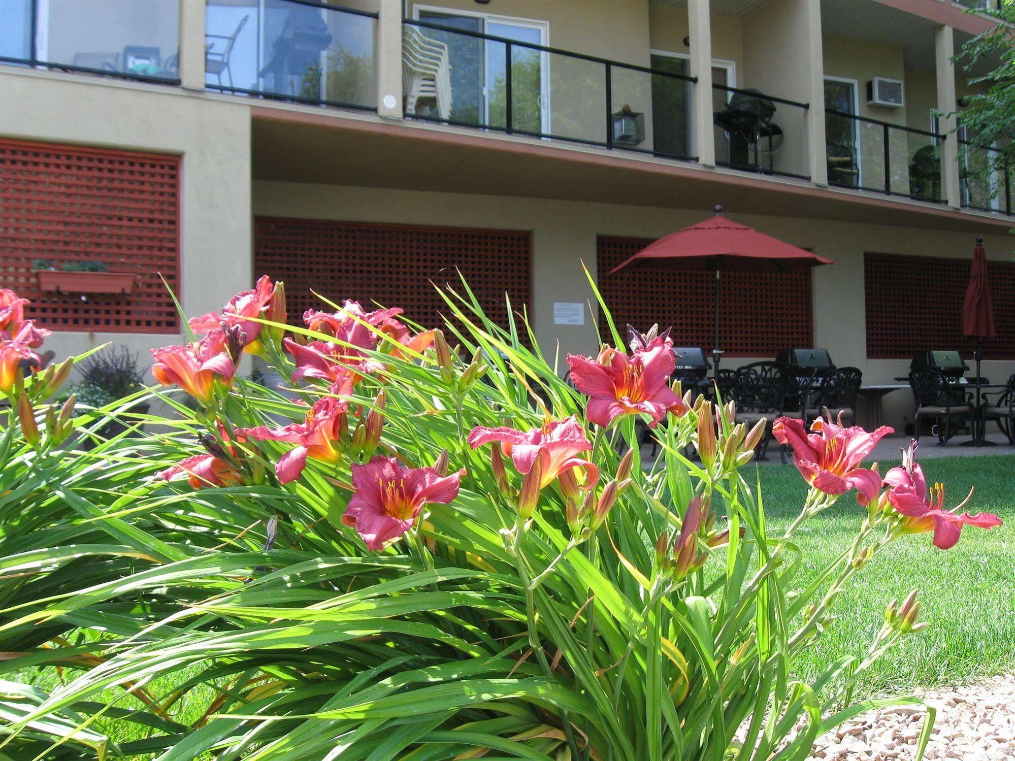 Desert Surfside Waterfront Accommodations Osoyoos Exterior photo